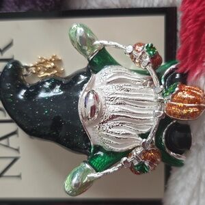 NAPIER BRAND BEAUTIFUL WOMEN'S HALLOWEEN GNOME FASHION JEWELRY PIN/BROOCH